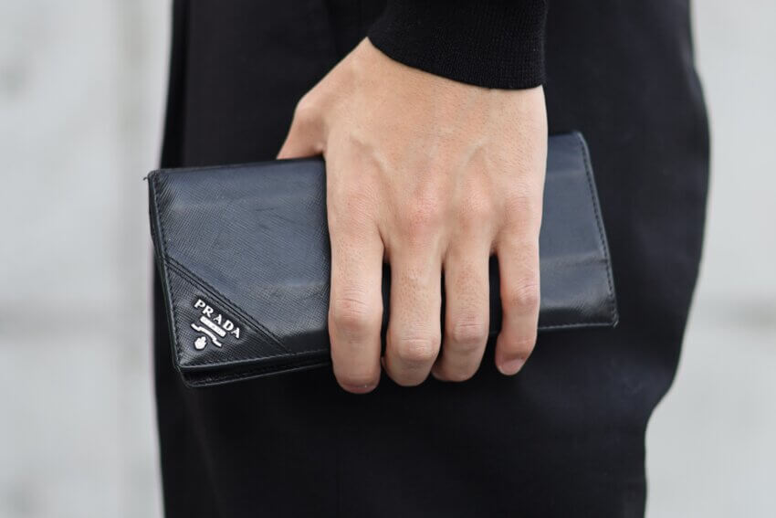 プラダのサフィアーノレザーメンズ長財布のサイズ感