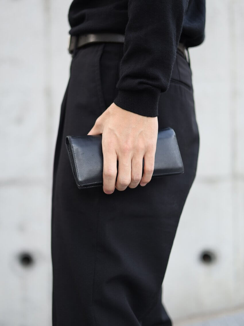 プラダのサフィアーノレザーメンズ長財布のサイズ感