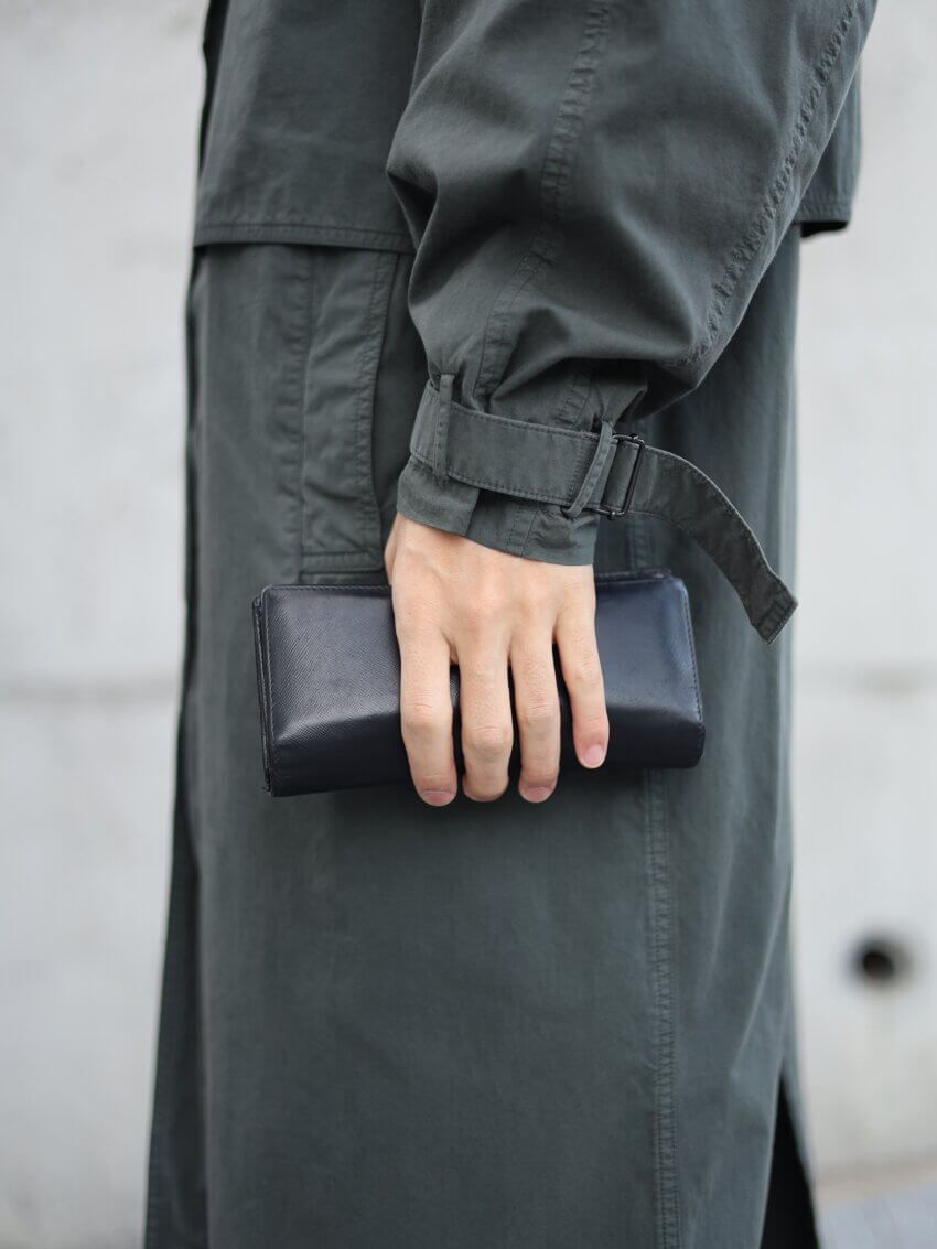 プラダのサフィアーノレザーメンズ長財布のサイズ感