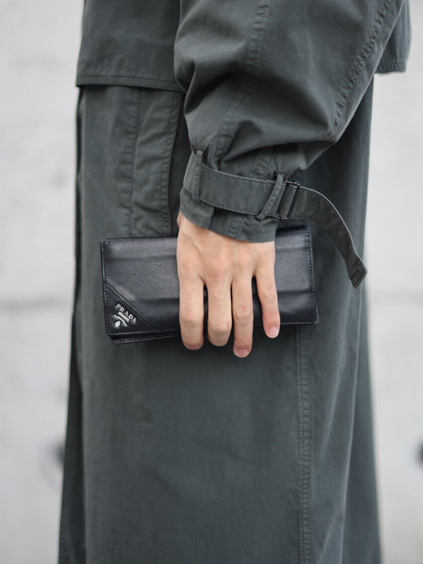 プラダのサフィアーノレザーメンズ長財布のサイズ感