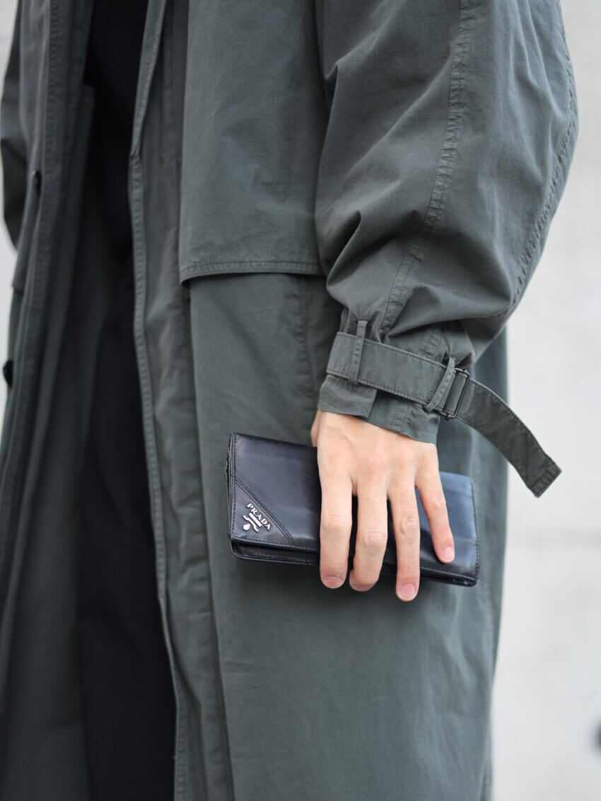 プラダのサフィアーノレザーメンズ長財布のコーデ