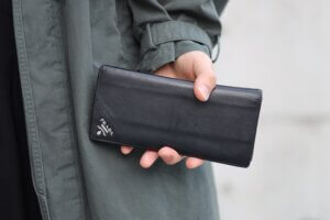 プラダのサフィアーノレザーメンズ長財布のサイズ感