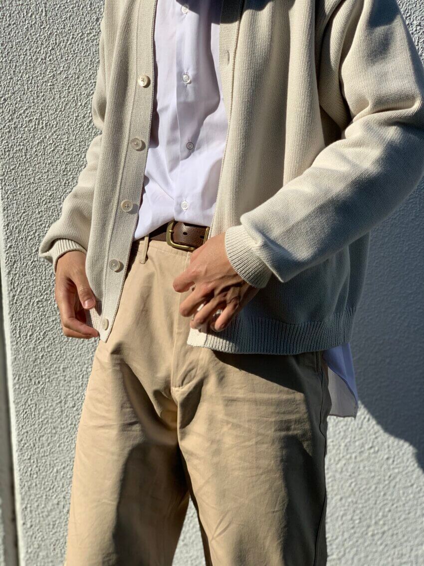 スティーブンアランのカーディガン、エンダースキーマのベルト、オーラリーのチノパンのメンズコーデ