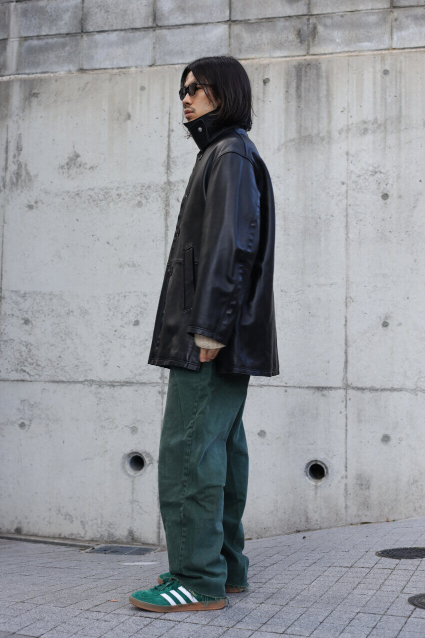 yokeのレザーカーコート、GAPの古着のデニム、アディダスのガゼルインドア、オリバーピープルズのサングラスのメンズコーデ
