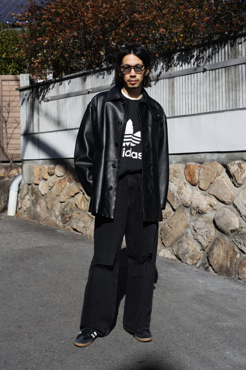 YOKEのレザーカーコート、アディダスのサンバデコン、アディダスの古着のスウェット、ザラのワイドダメージデニム、オリバーピープルズのサングラスのメンズコーデ