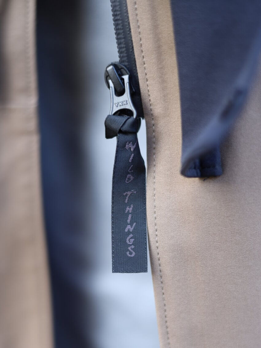 ジュンミカミ×ワイルドシングスの３レイヤーコートのジップ