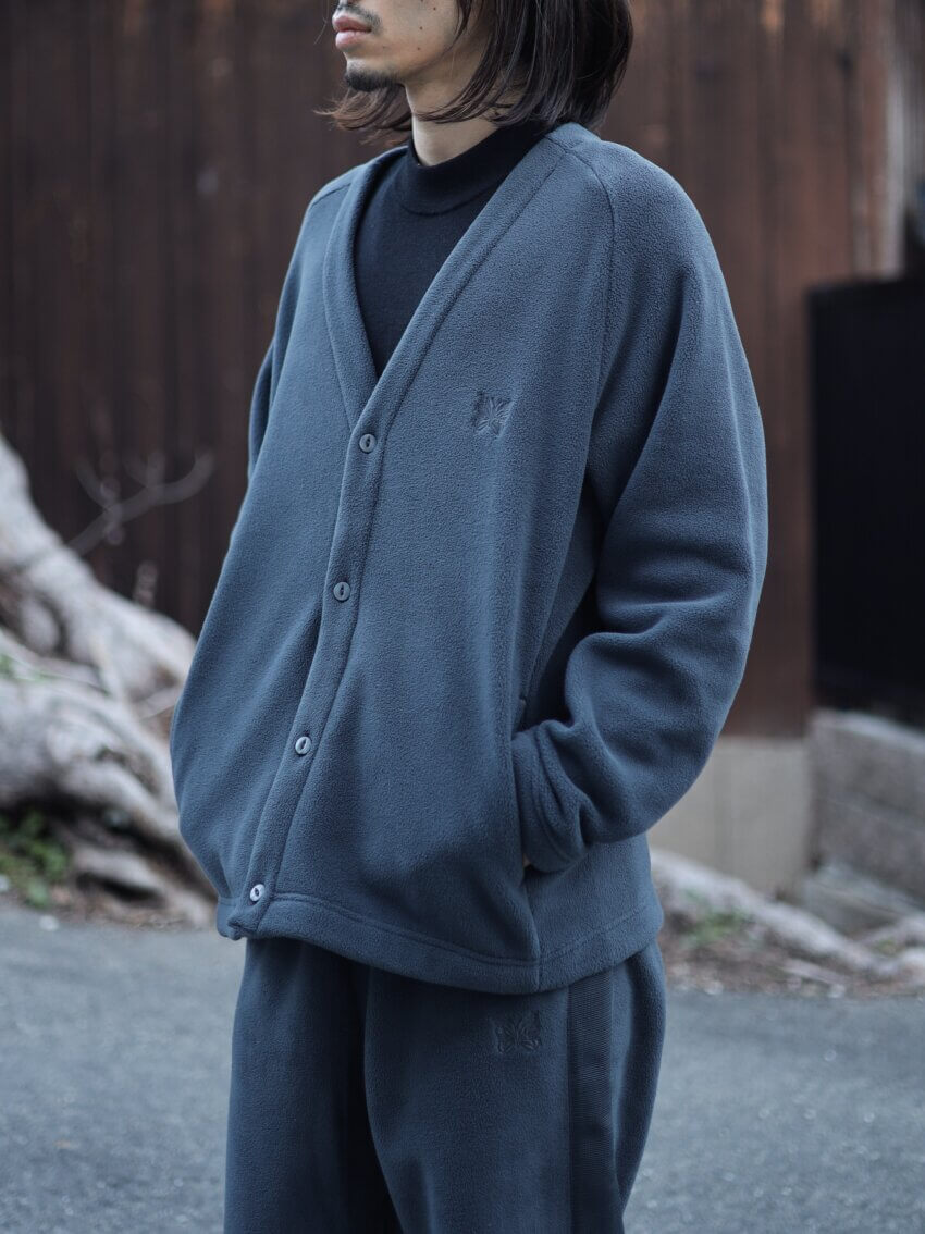 ユニクロ×ニードルズのフリースオーバーサイズカーディガンのサイズ感・着用感（斜め）