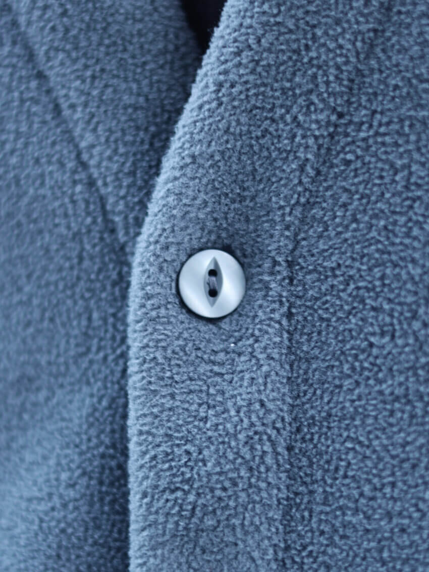 ユニクロ×ニードルズのフリースオーバーサイズカーディガンの猫目ボタン