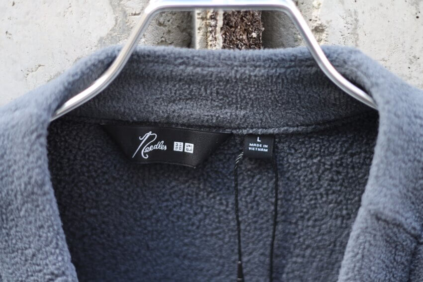 ユニクロ×ニードルズのフリースオーバーサイズカーディガン（グレー）のタグ