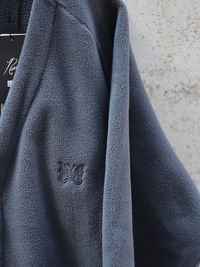 ユニクロ×ニードルズのフリースオーバーサイズカーディガン（グレー）のパピヨンロゴ