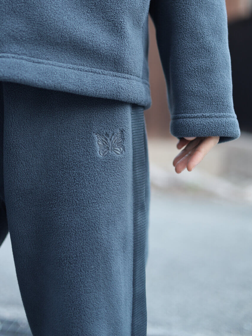 ユニクロ×ニードルズのフリースワイドパンツの生地感、パピヨンロゴ