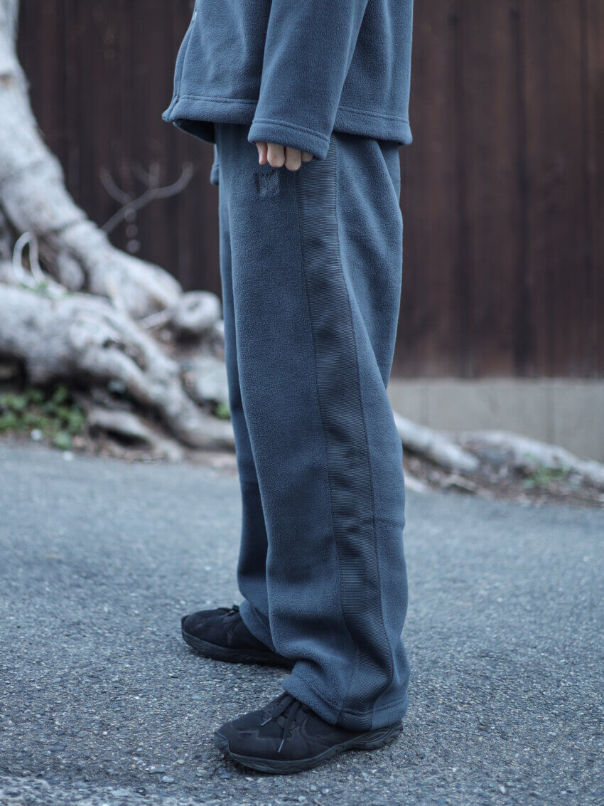 ユニクロ×ニードルズのフリースワイドパンツのサイズ感・着用感（横）