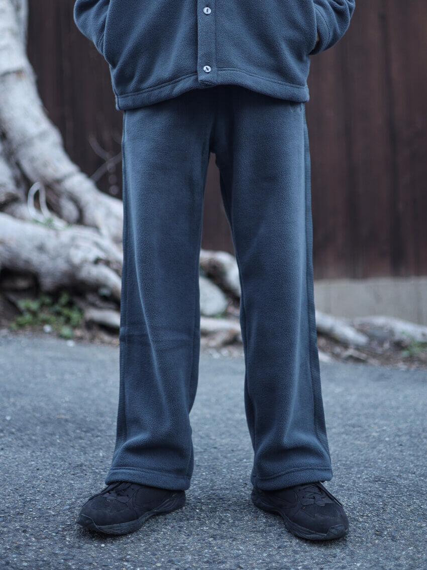 ユニクロ×ニードルズのフリースワイドパンツのサイズ感・着用感（前）