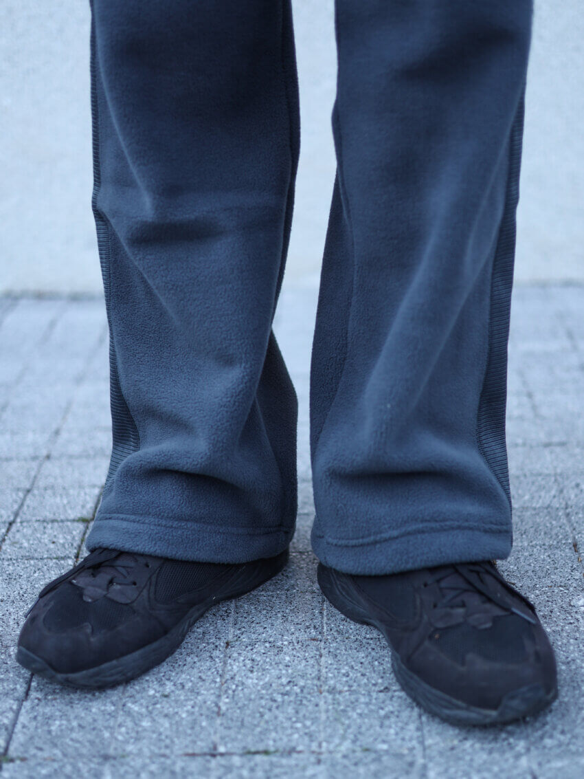 ユニクロ×ニードルズのフリースワイドパンツの裾の着用感