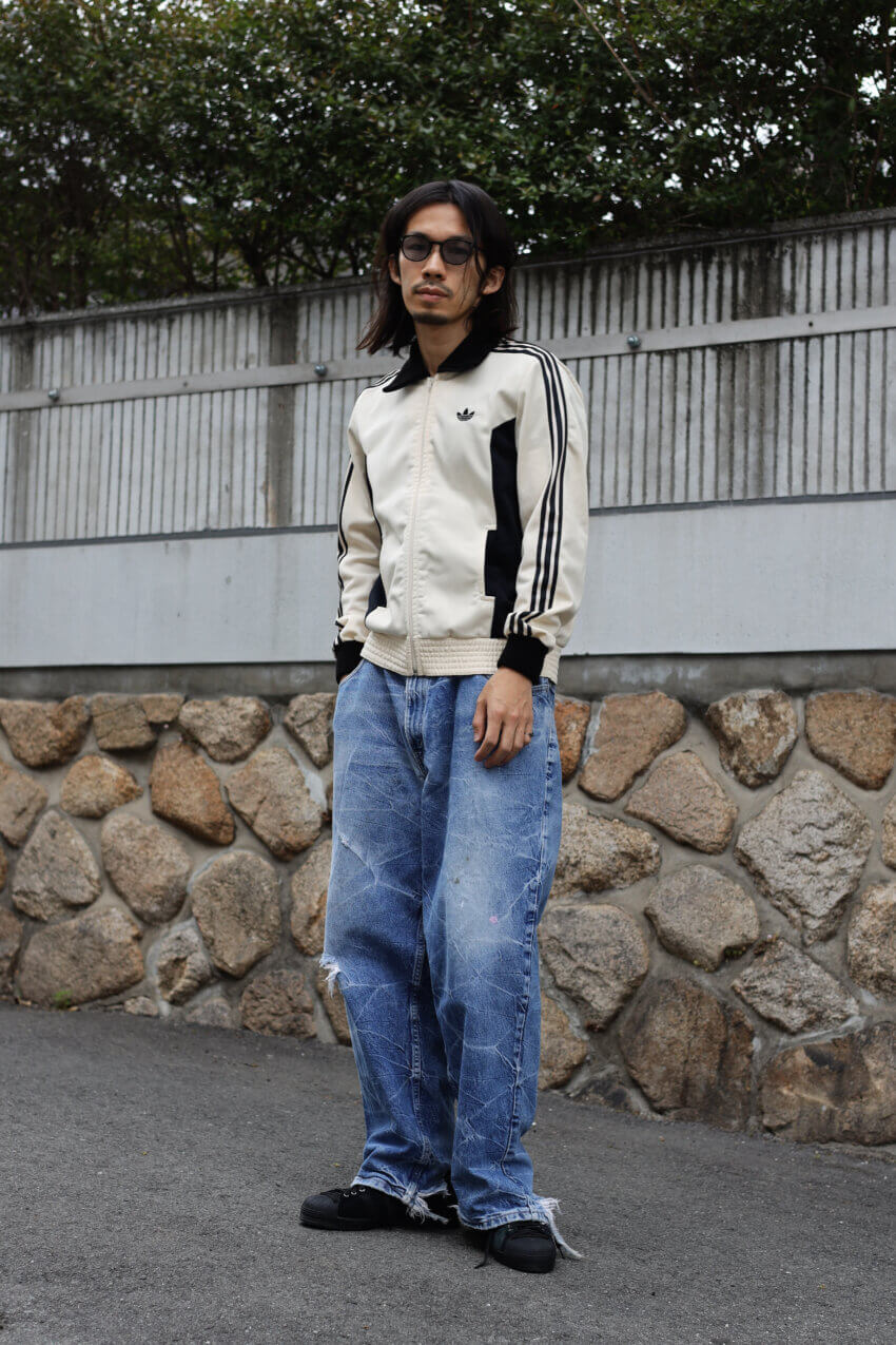 ヴィンテージアディダスのトラックジャケット、リーバイスシルバータブのデニム、アディダス×ソングフォーザミュートのスーパースター82、オリバーピープルズのサングラスのメンズコーデ