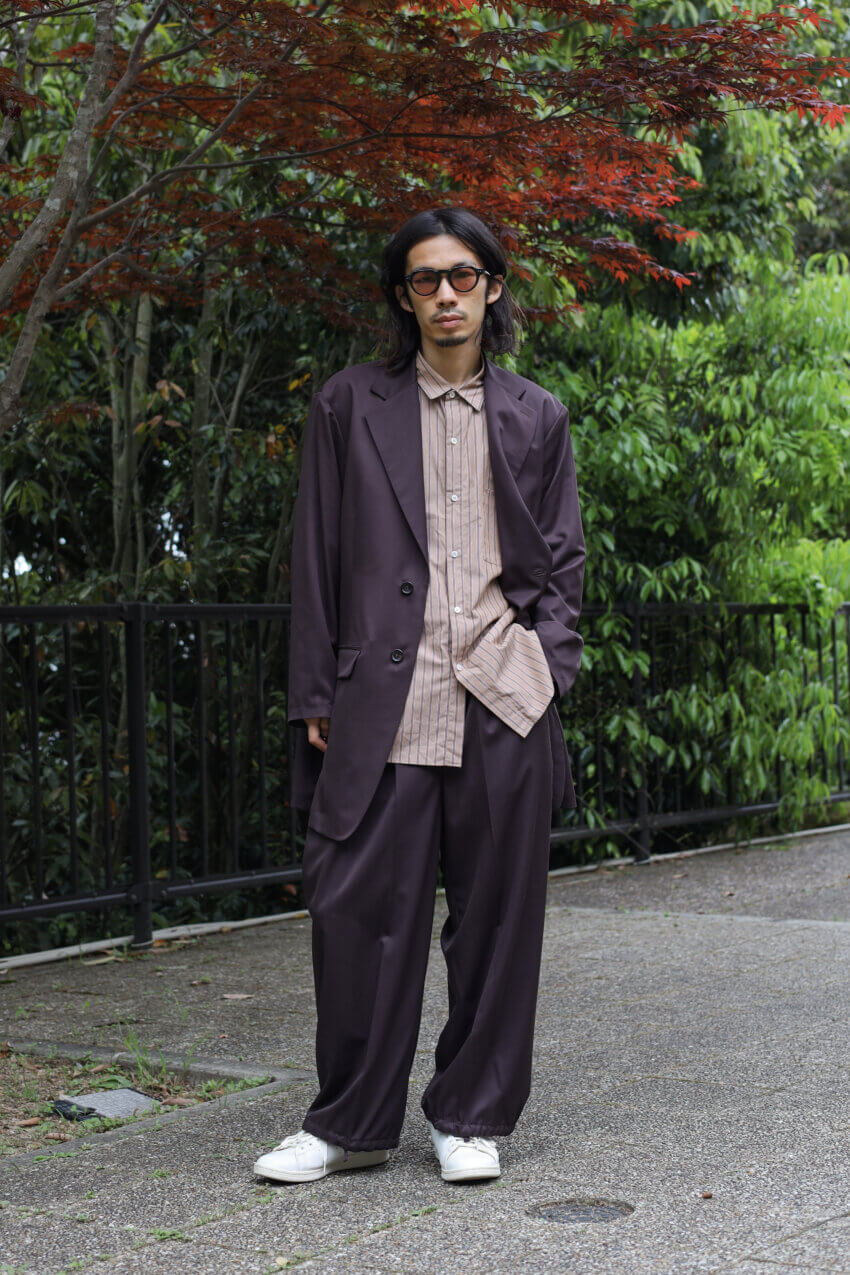 ナイスネスのテーラードジャケットとスラックス、クリスタセヤのストライプシャツ、アディダスのスタンスミス、ユニクロのサングラスのメンズコーデ