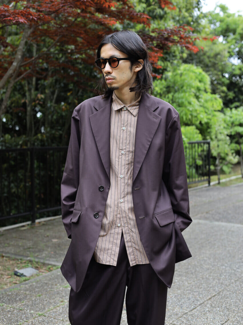 ナイスネスのテーラードジャケットとスラックス、クリスタセヤのストライプシャツ、ユニクロのサングラスのメンズコーデ