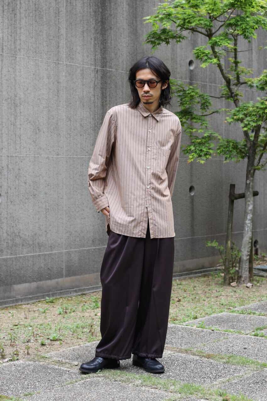 ナイスネスのテーラードジャケット、クリスタセヤのストライプシャツ、ヴィンテージローファー、ユニクロのサングラスのメンズコーデ