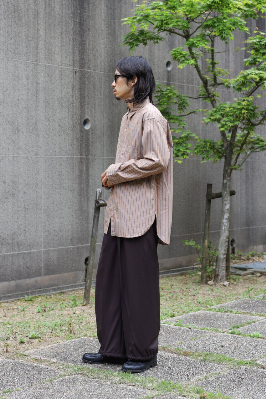 ナイスネスのテーラードジャケット、クリスタセヤのストライプシャツ、ヴィンテージローファー、ユニクロのサングラスのメンズコーデ